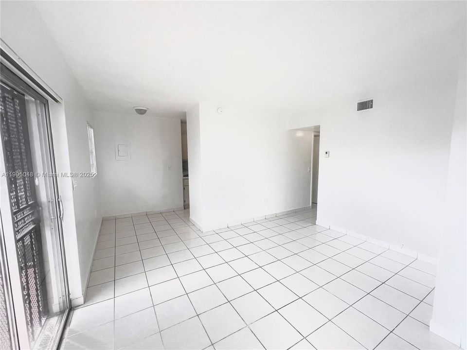 Recently Rented: $1,950 (2 beds, 1 baths, 5272 Square Feet)