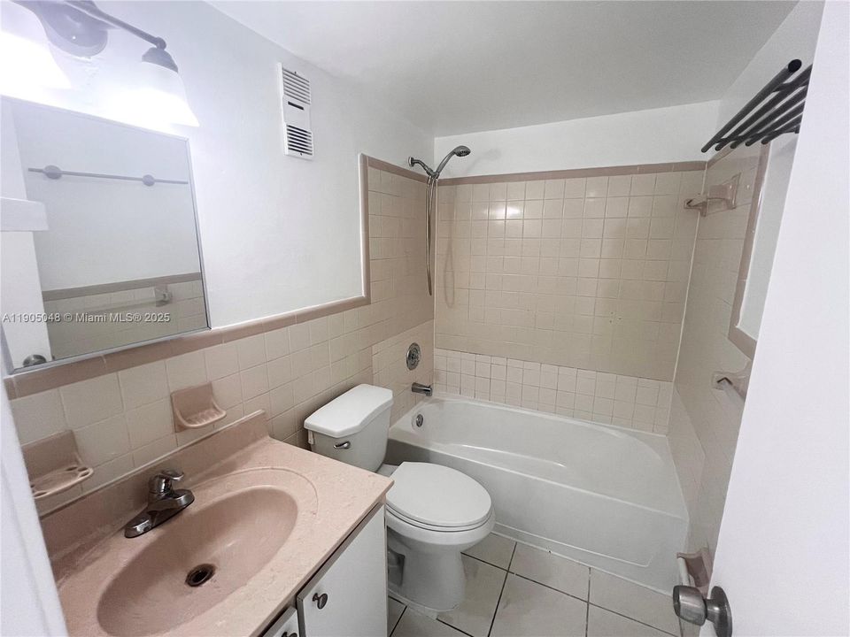 Recently Rented: $1,950 (2 beds, 1 baths, 5272 Square Feet)