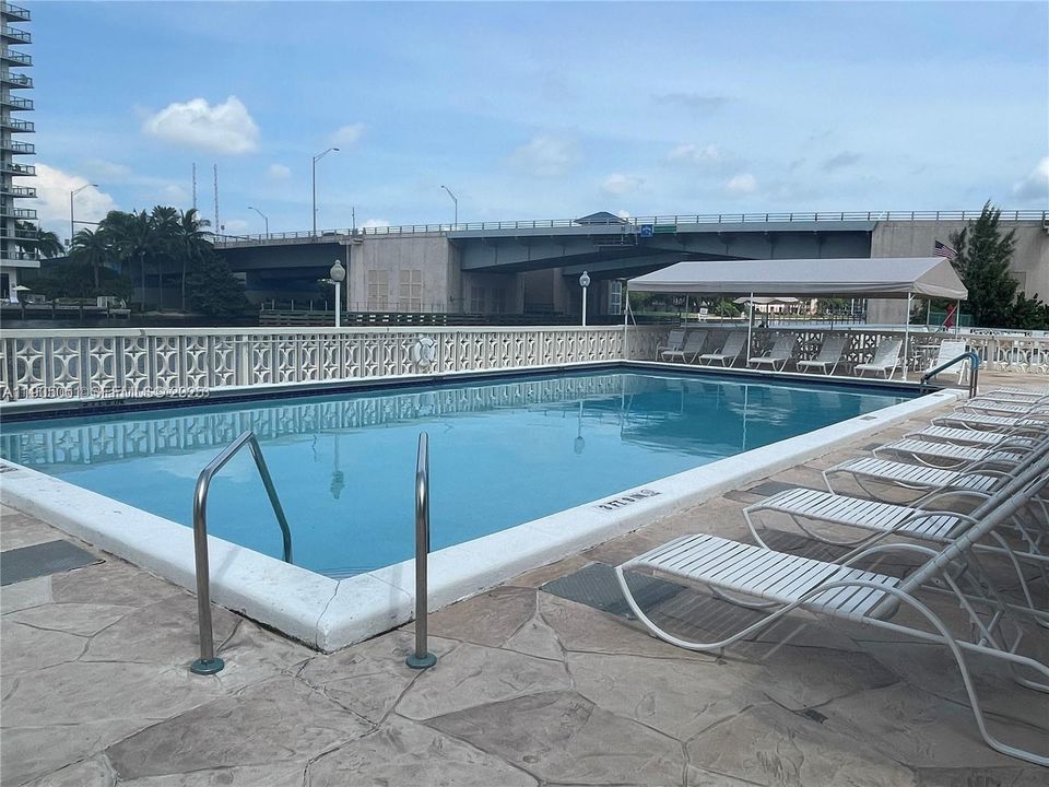 Active With Contract: $1,720 (1 beds, 1 baths, 780 Square Feet)