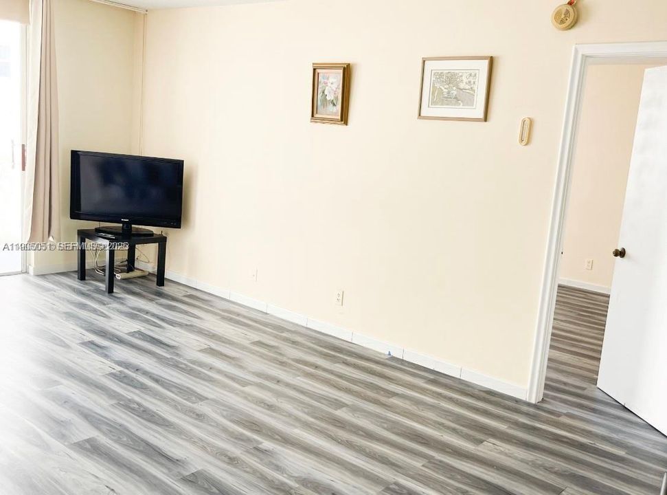 Active With Contract: $1,720 (1 beds, 1 baths, 780 Square Feet)