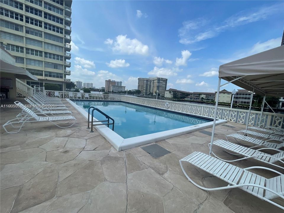 Active With Contract: $1,720 (1 beds, 1 baths, 780 Square Feet)