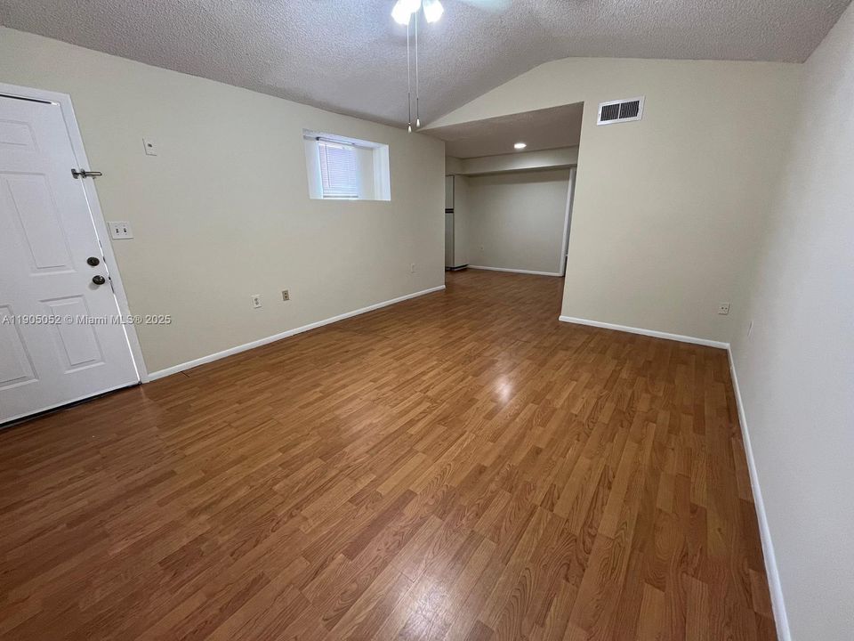 For Rent: $2,250 (1 beds, 1 baths, 747 Square Feet)