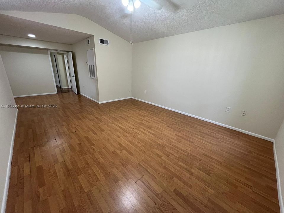 For Rent: $2,250 (1 beds, 1 baths, 747 Square Feet)