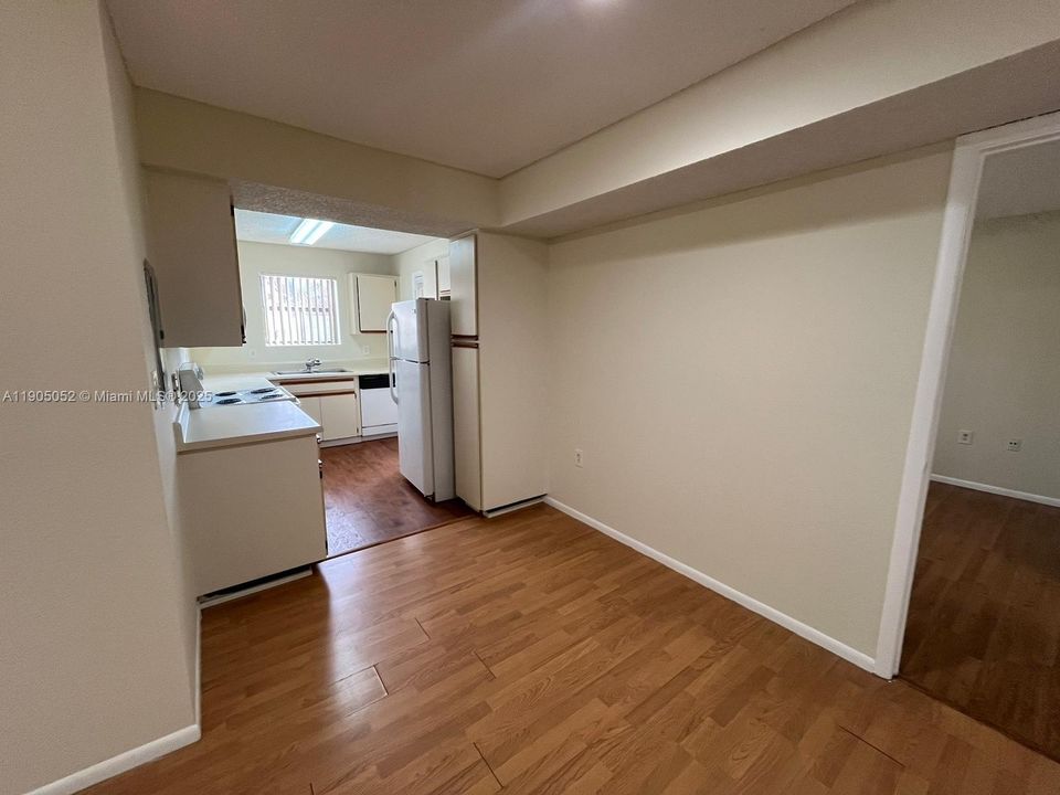 For Rent: $2,250 (1 beds, 1 baths, 747 Square Feet)