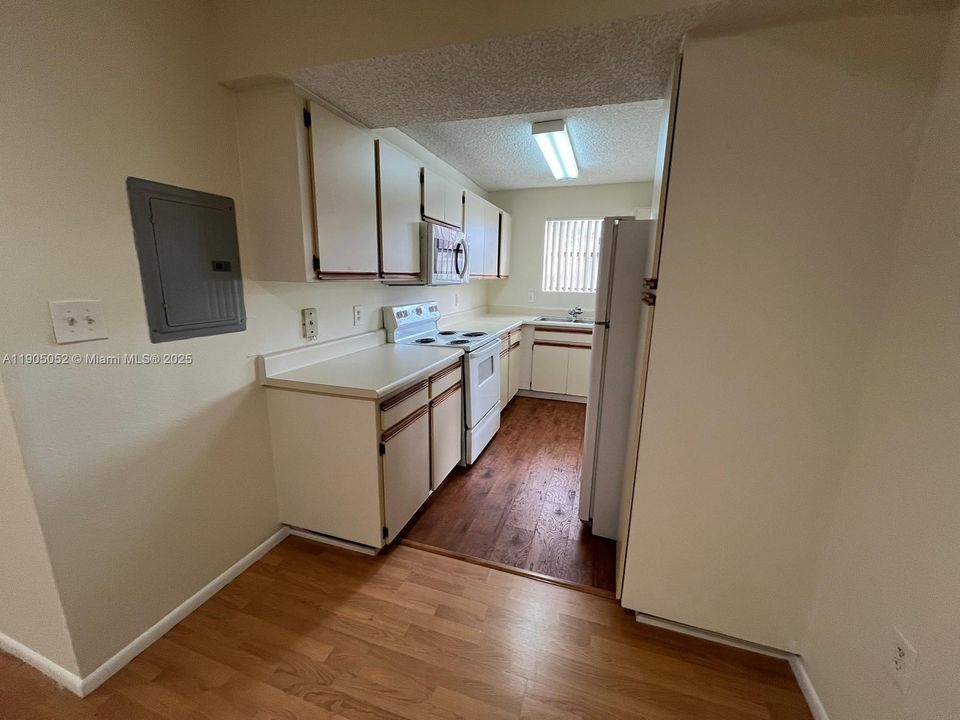 For Rent: $2,250 (1 beds, 1 baths, 747 Square Feet)