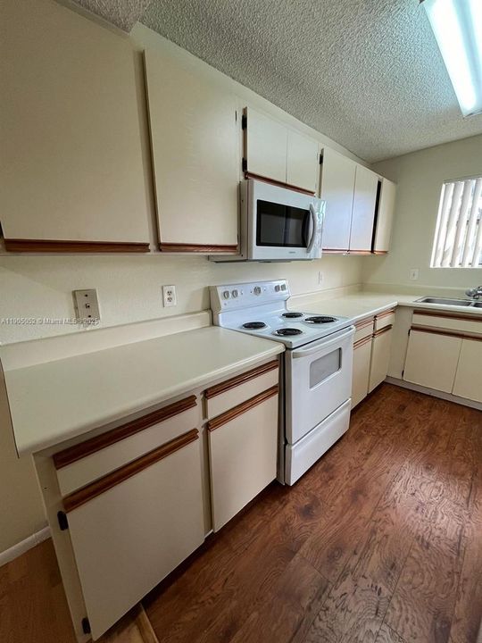 For Rent: $2,250 (1 beds, 1 baths, 747 Square Feet)