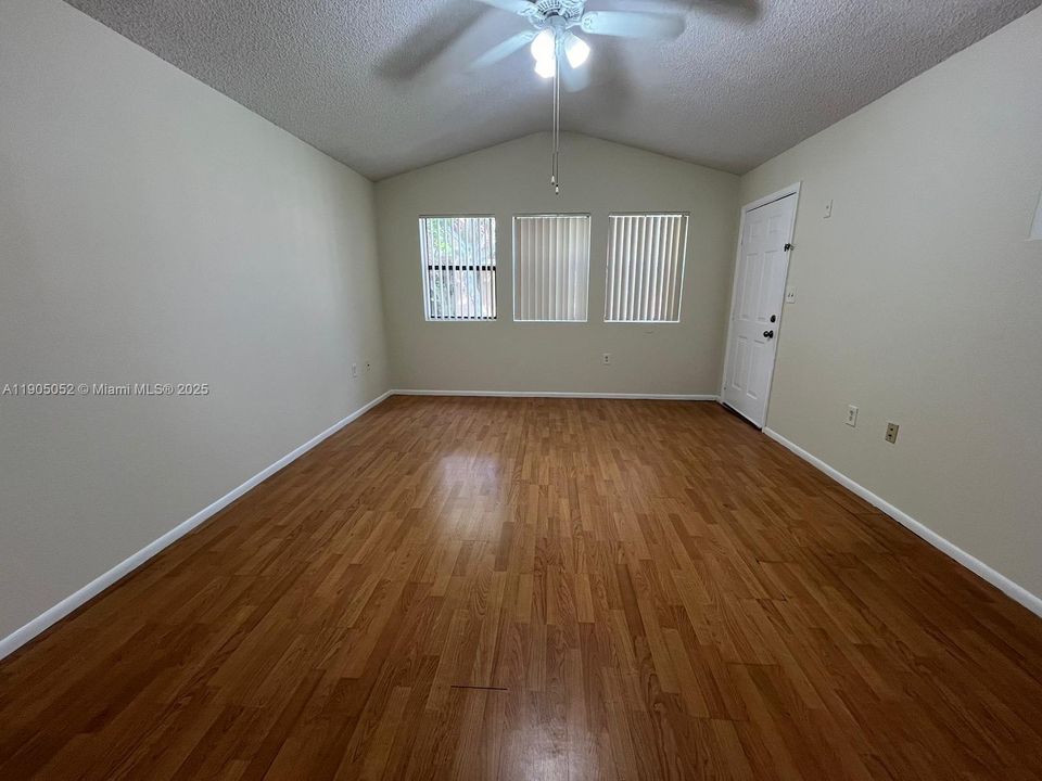 For Rent: $2,250 (1 beds, 1 baths, 747 Square Feet)