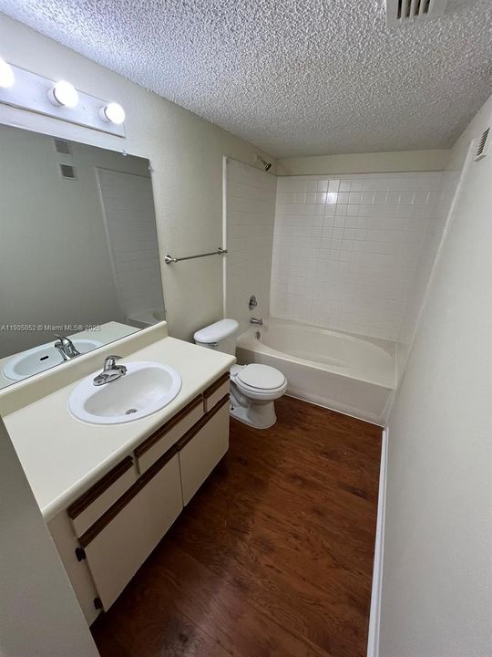 For Rent: $2,250 (1 beds, 1 baths, 747 Square Feet)