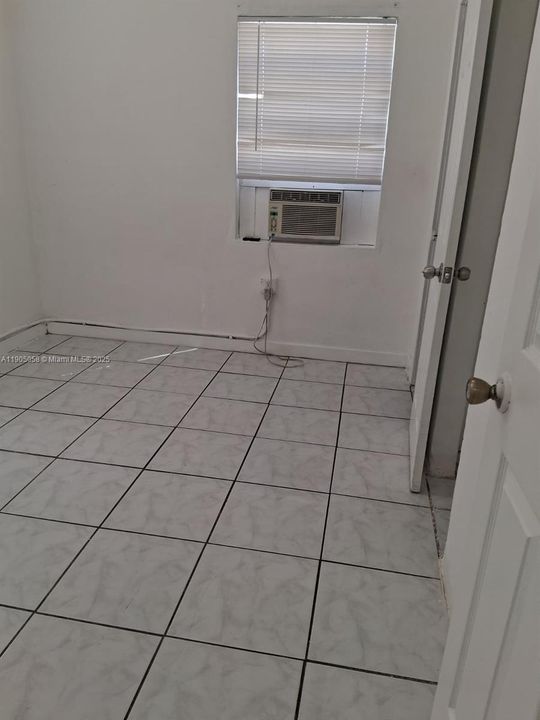 Active With Contract: $1,300 (1 beds, 1 baths, 2434 Square Feet)