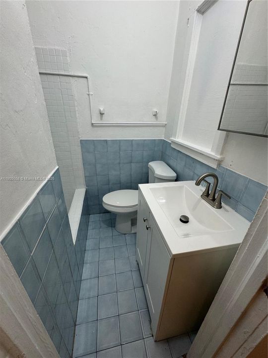 Active With Contract: $1,300 (1 beds, 1 baths, 2434 Square Feet)
