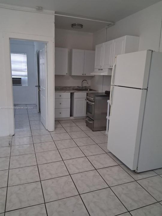 Active With Contract: $1,300 (1 beds, 1 baths, 2434 Square Feet)