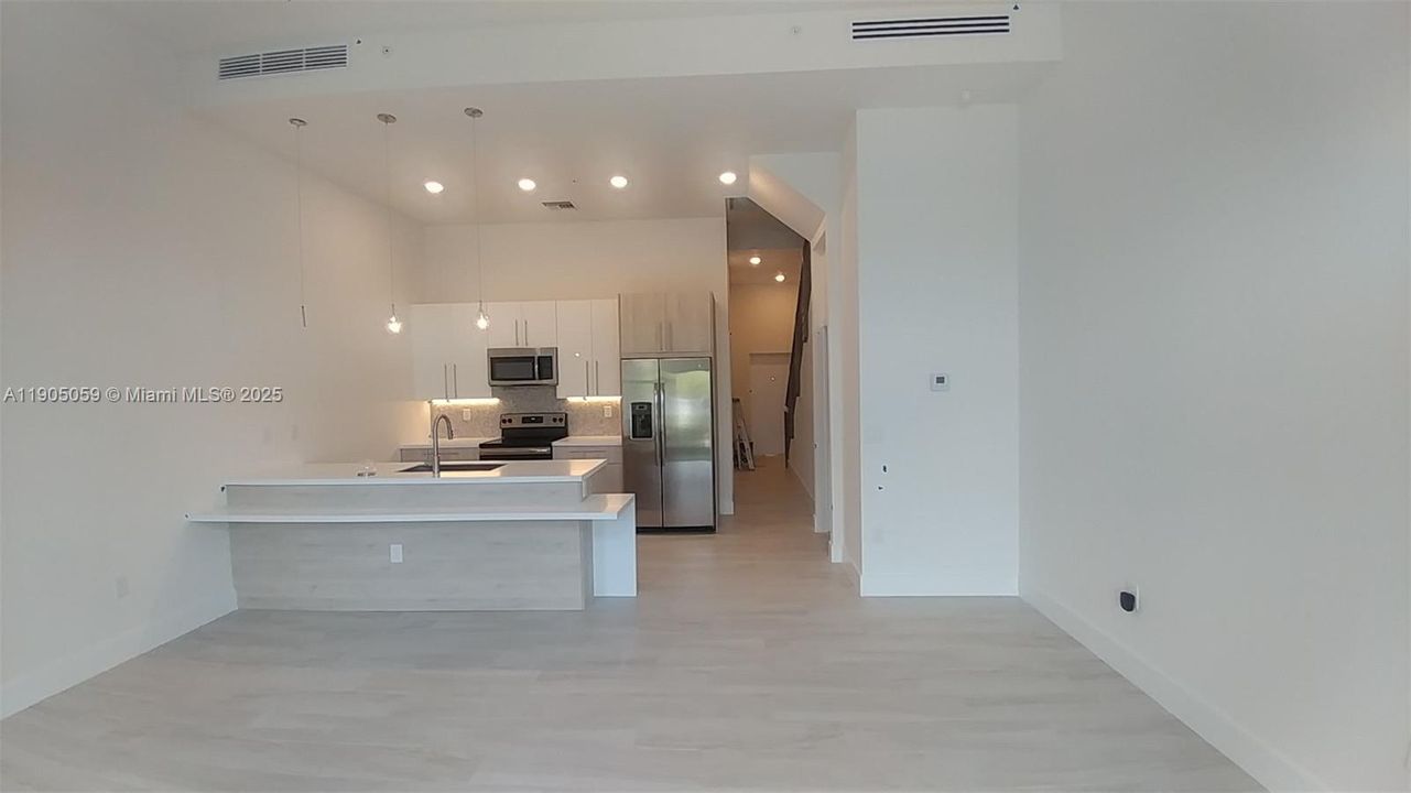 Active With Contract: $3,000 (2 beds, 2 baths, 1520 Square Feet)