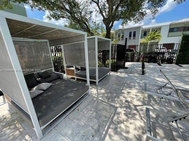 Active With Contract: $3,000 (2 beds, 2 baths, 1520 Square Feet)