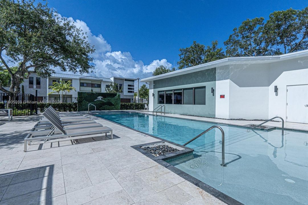 Active With Contract: $3,000 (2 beds, 2 baths, 1520 Square Feet)