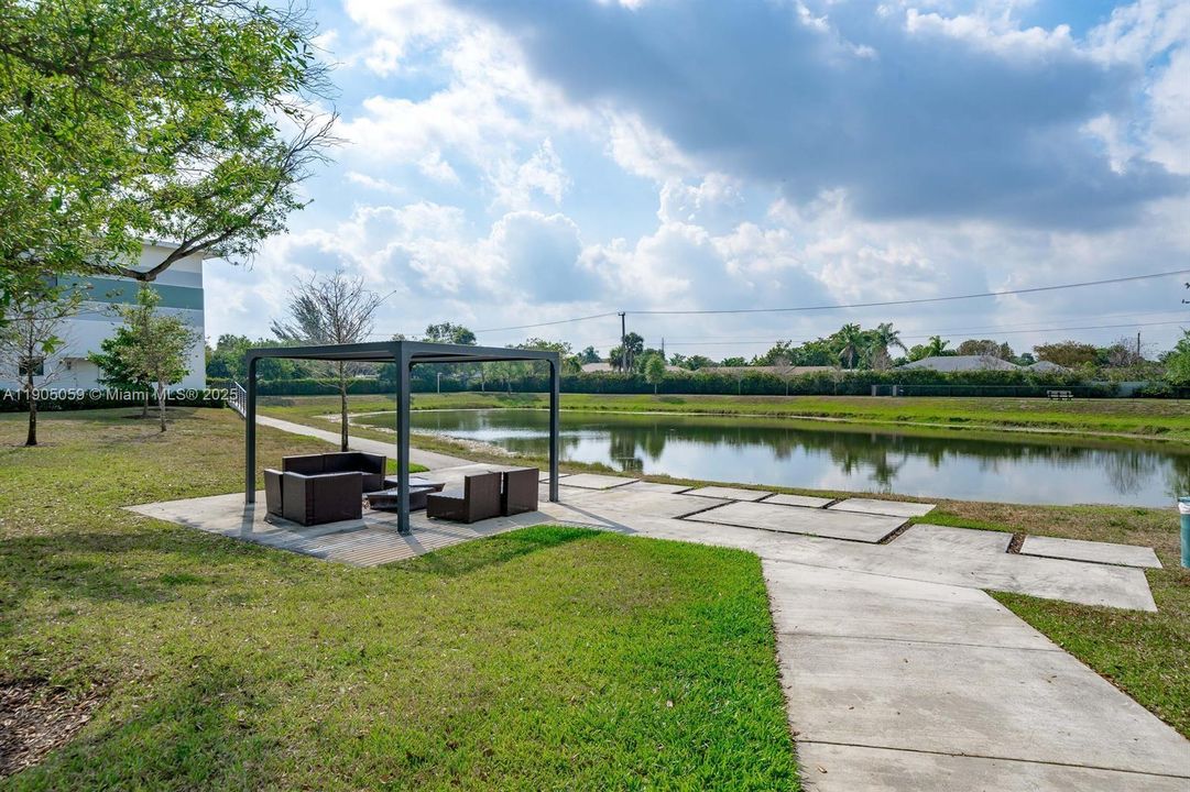 Active With Contract: $3,000 (2 beds, 2 baths, 1520 Square Feet)