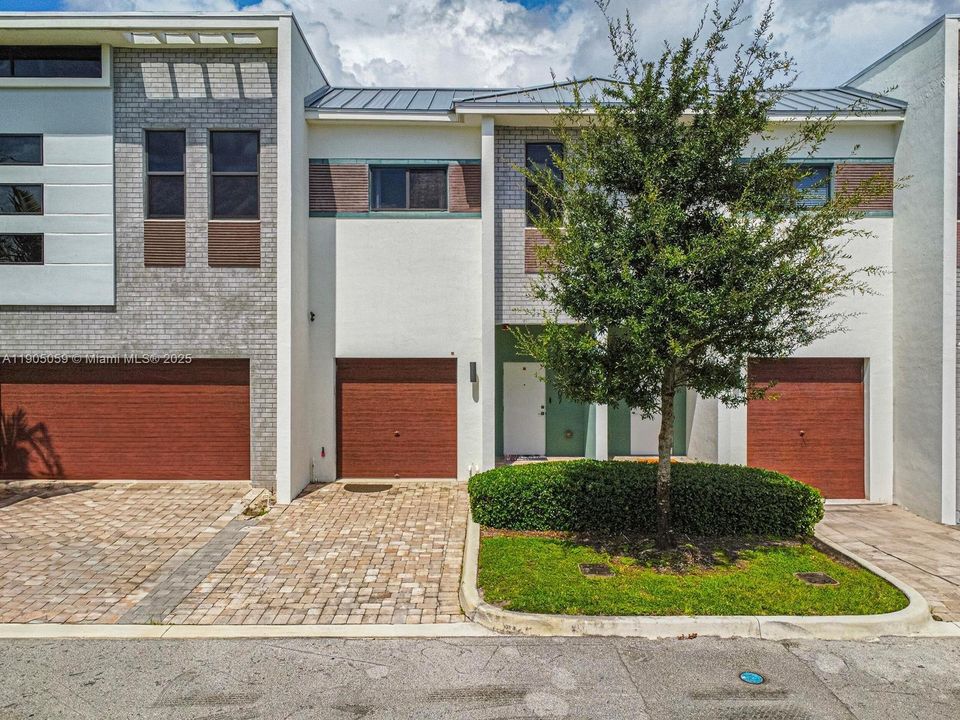 Active With Contract: $3,000 (2 beds, 2 baths, 1520 Square Feet)