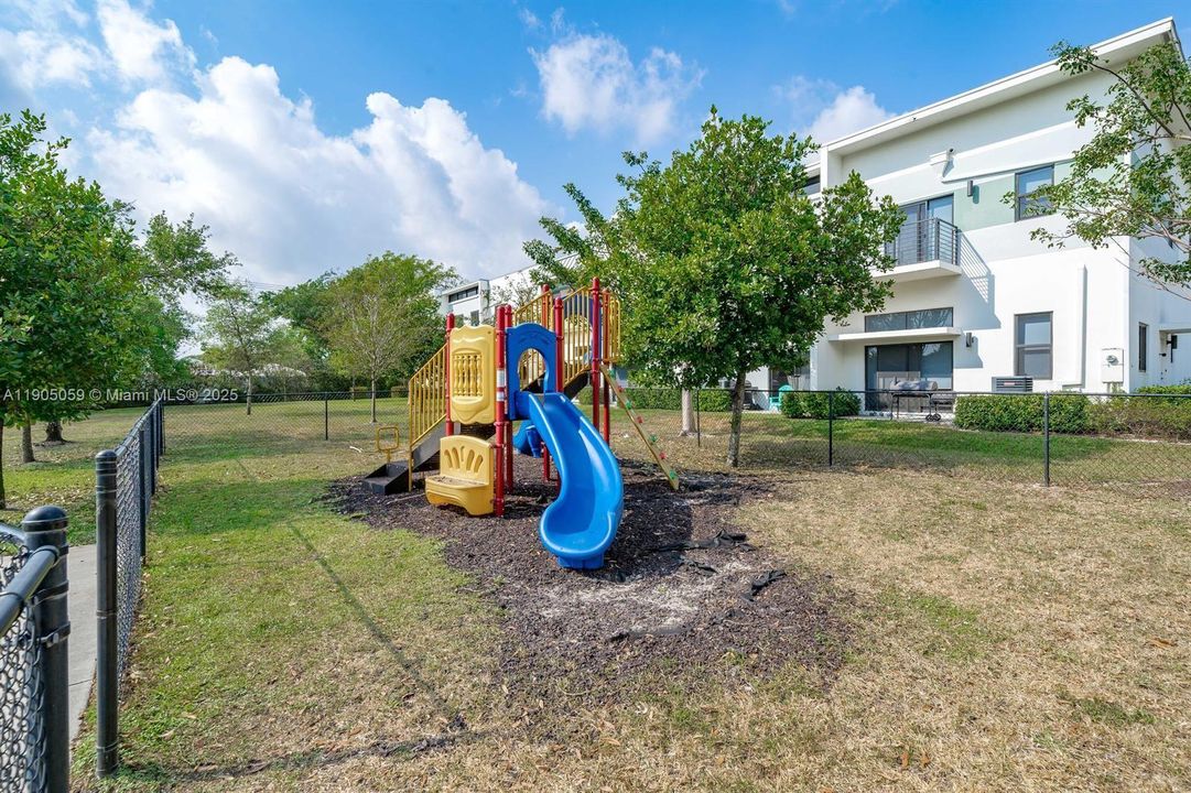 Active With Contract: $3,000 (2 beds, 2 baths, 1520 Square Feet)