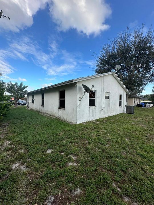 合同活跃: $359,900 (4 贝兹, 2 浴室, 1200 平方英尺)