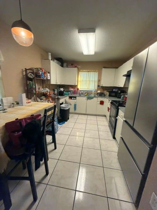 合同活跃: $359,900 (4 贝兹, 2 浴室, 1200 平方英尺)