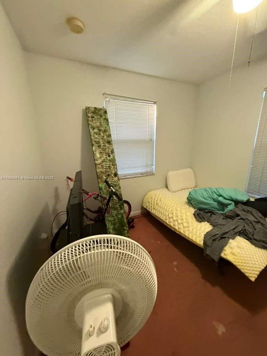 合同活跃: $359,900 (4 贝兹, 2 浴室, 1200 平方英尺)