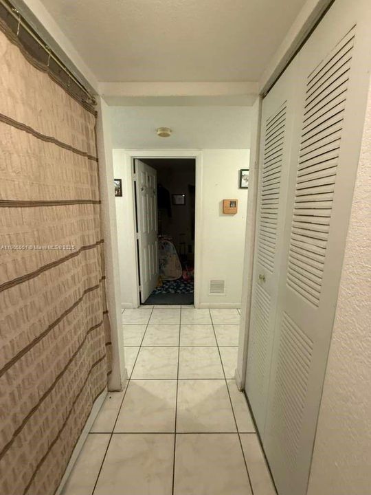 合同活跃: $359,900 (4 贝兹, 2 浴室, 1200 平方英尺)