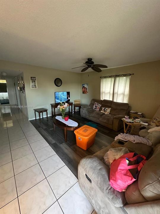 合同活跃: $359,900 (4 贝兹, 2 浴室, 1200 平方英尺)