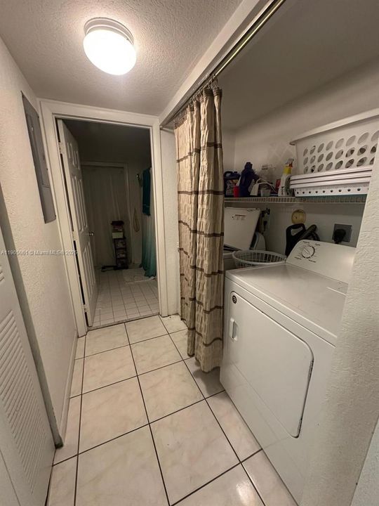 合同活跃: $359,900 (4 贝兹, 2 浴室, 1200 平方英尺)