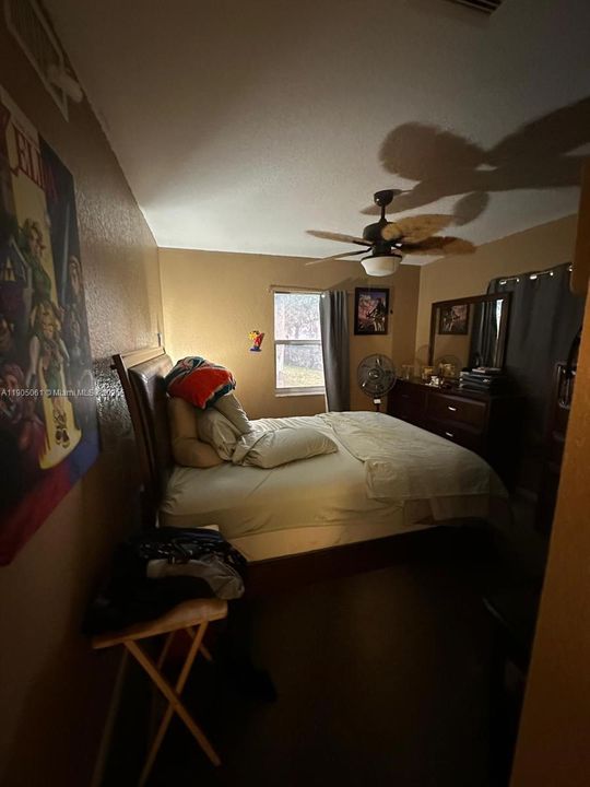 合同活跃: $359,900 (4 贝兹, 2 浴室, 1200 平方英尺)