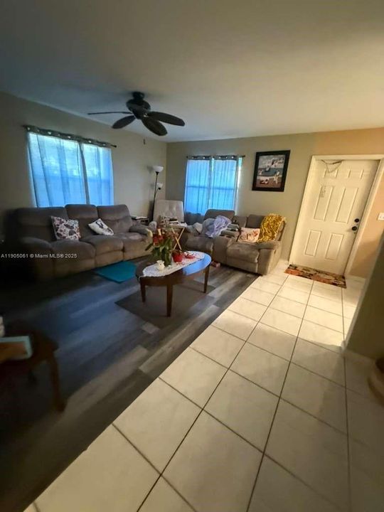 合同活跃: $359,900 (4 贝兹, 2 浴室, 1200 平方英尺)