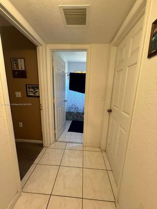 合同活跃: $359,900 (4 贝兹, 2 浴室, 1200 平方英尺)