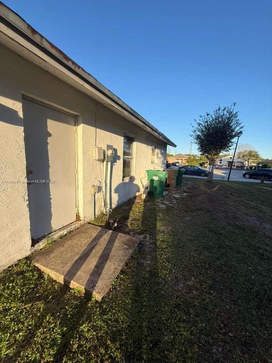 合同活跃: $359,900 (4 贝兹, 2 浴室, 1200 平方英尺)