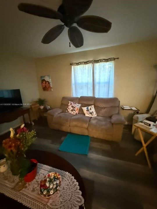 合同活跃: $359,900 (4 贝兹, 2 浴室, 1200 平方英尺)