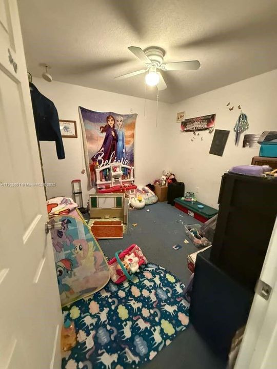 合同活跃: $359,900 (4 贝兹, 2 浴室, 1200 平方英尺)