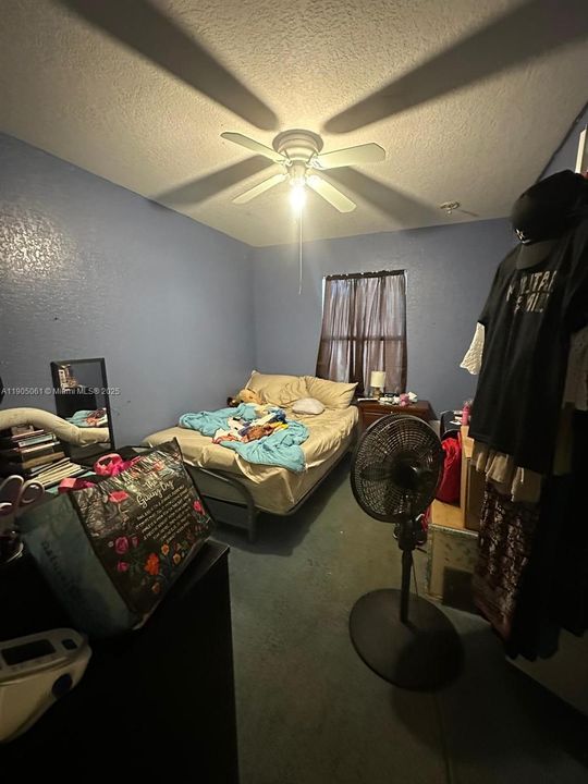 合同活跃: $359,900 (4 贝兹, 2 浴室, 1200 平方英尺)