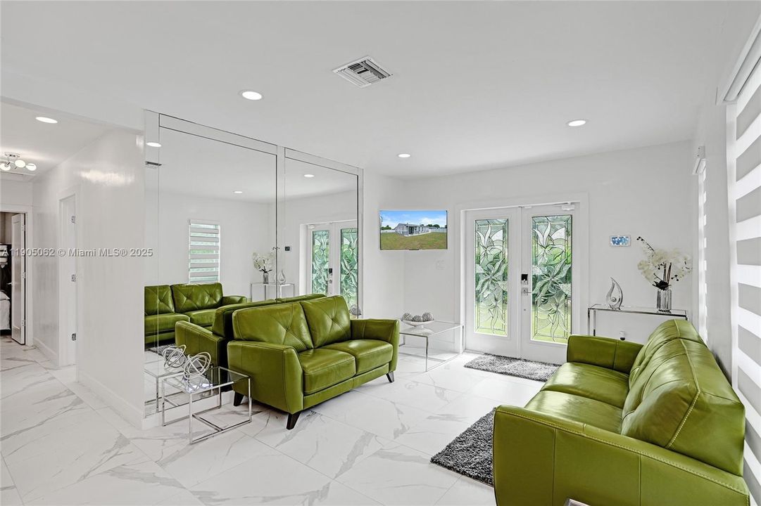 For Sale: $600,000 (3 beds, 2 baths, 1233 Square Feet)