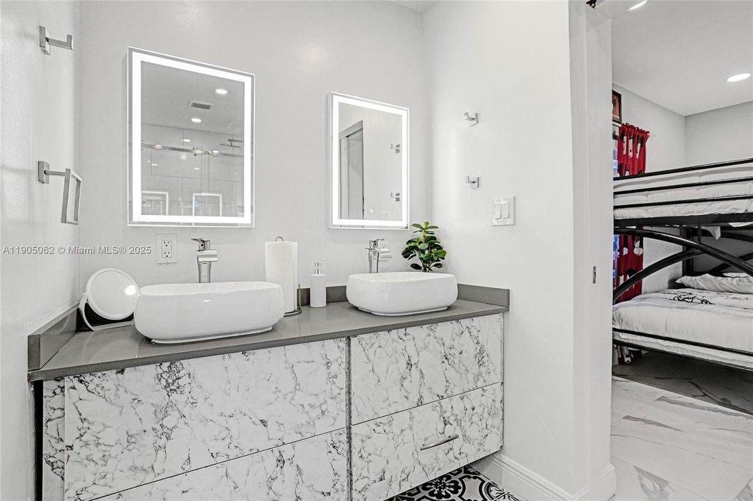 For Sale: $600,000 (3 beds, 2 baths, 1233 Square Feet)