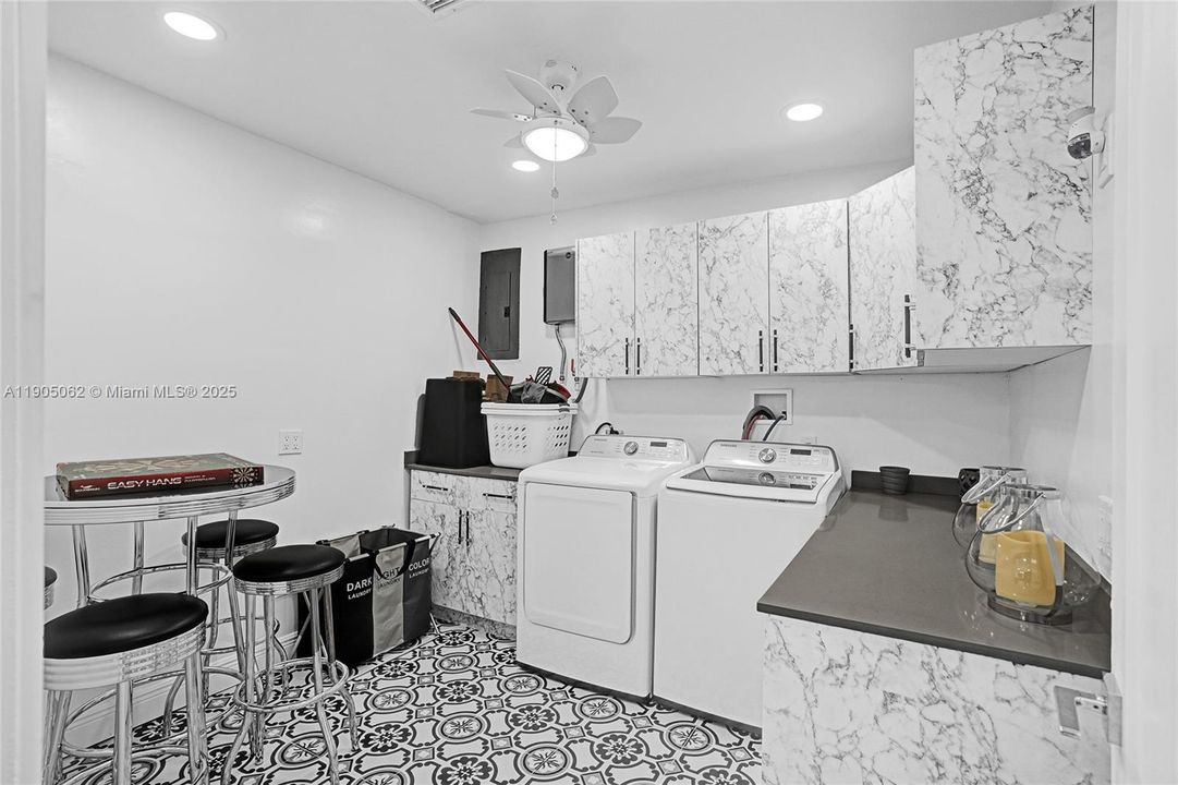 For Sale: $600,000 (3 beds, 2 baths, 1233 Square Feet)