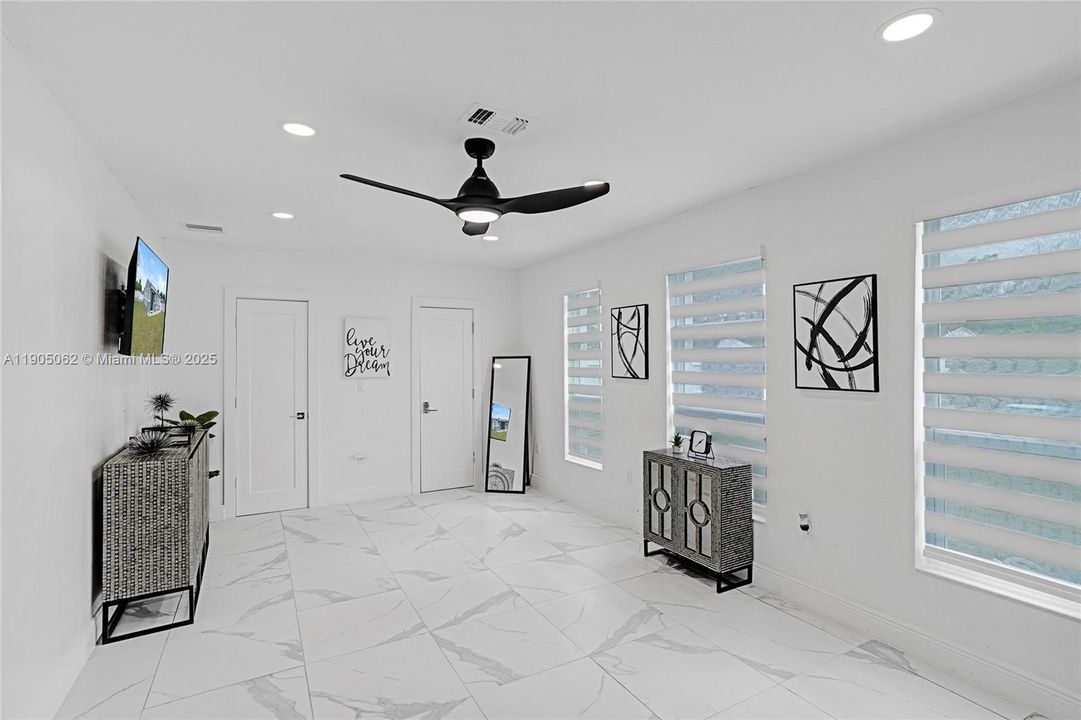 For Sale: $600,000 (3 beds, 2 baths, 1233 Square Feet)