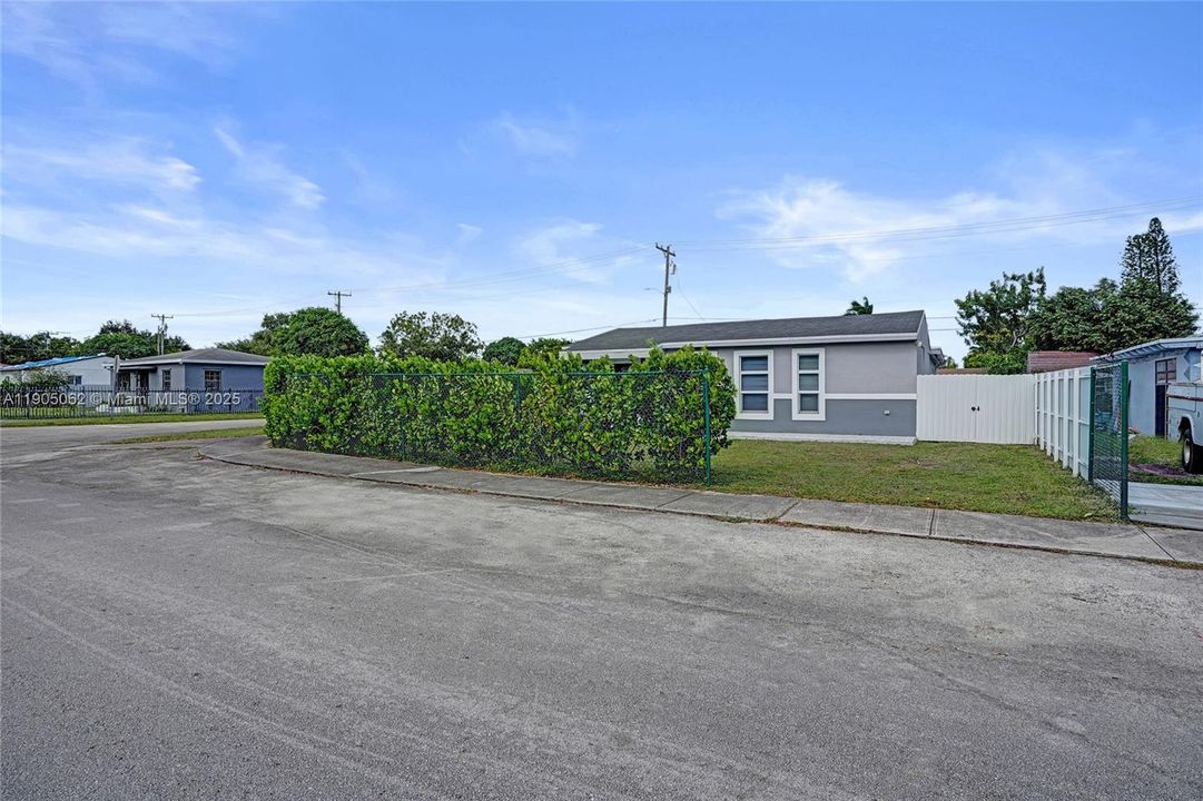 For Sale: $600,000 (3 beds, 2 baths, 1233 Square Feet)