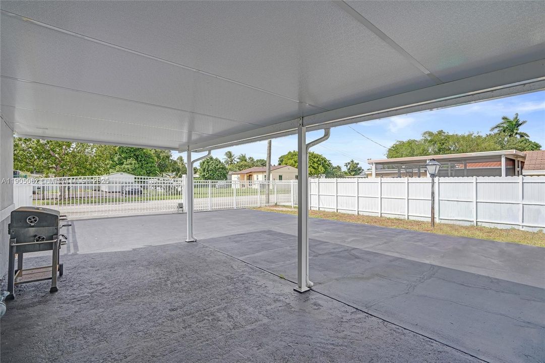 For Sale: $600,000 (3 beds, 2 baths, 1233 Square Feet)