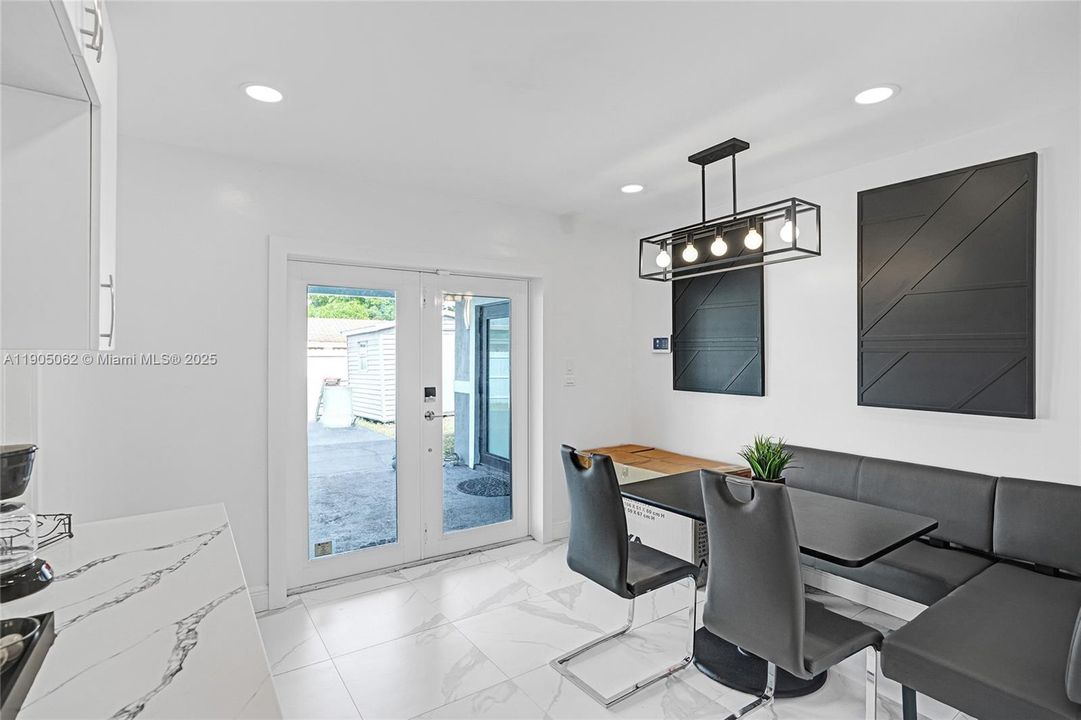 For Sale: $600,000 (3 beds, 2 baths, 1233 Square Feet)