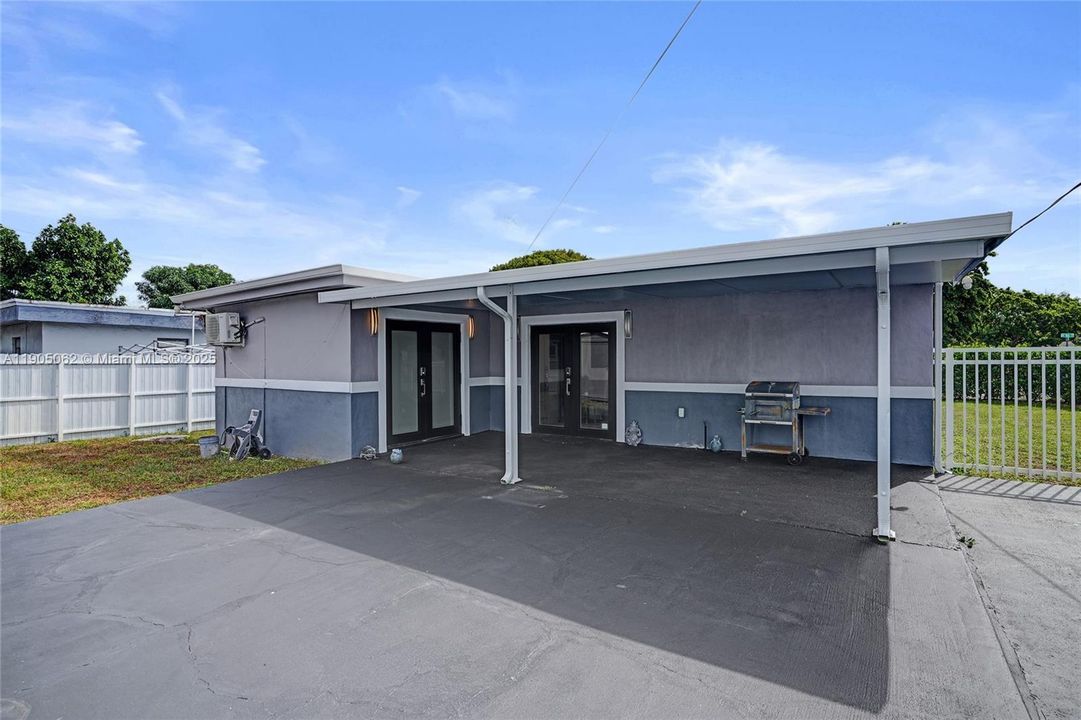 For Sale: $600,000 (3 beds, 2 baths, 1233 Square Feet)