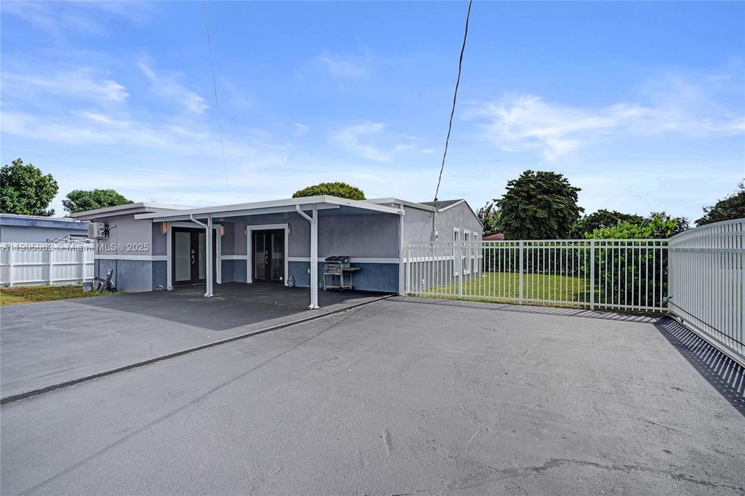 For Sale: $600,000 (3 beds, 2 baths, 1233 Square Feet)