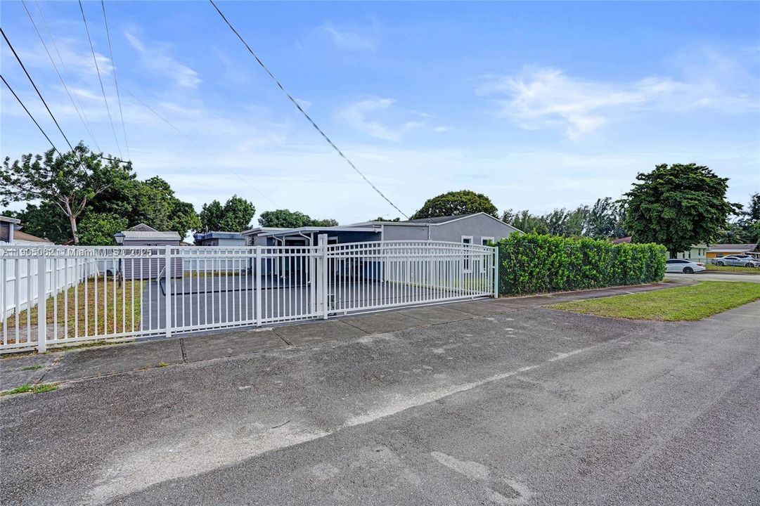 For Sale: $600,000 (3 beds, 2 baths, 1233 Square Feet)