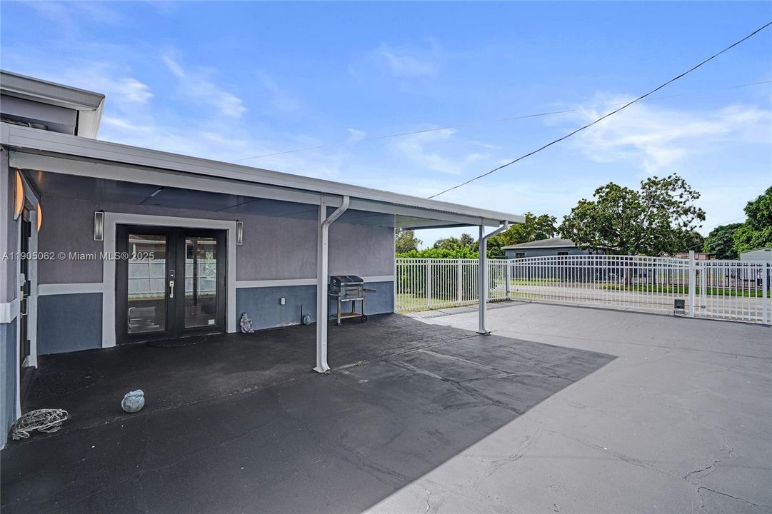 For Sale: $600,000 (3 beds, 2 baths, 1233 Square Feet)