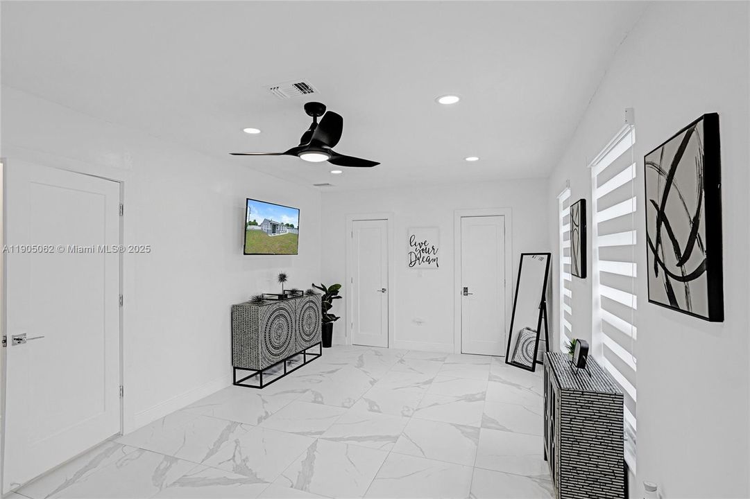 For Sale: $600,000 (3 beds, 2 baths, 1233 Square Feet)