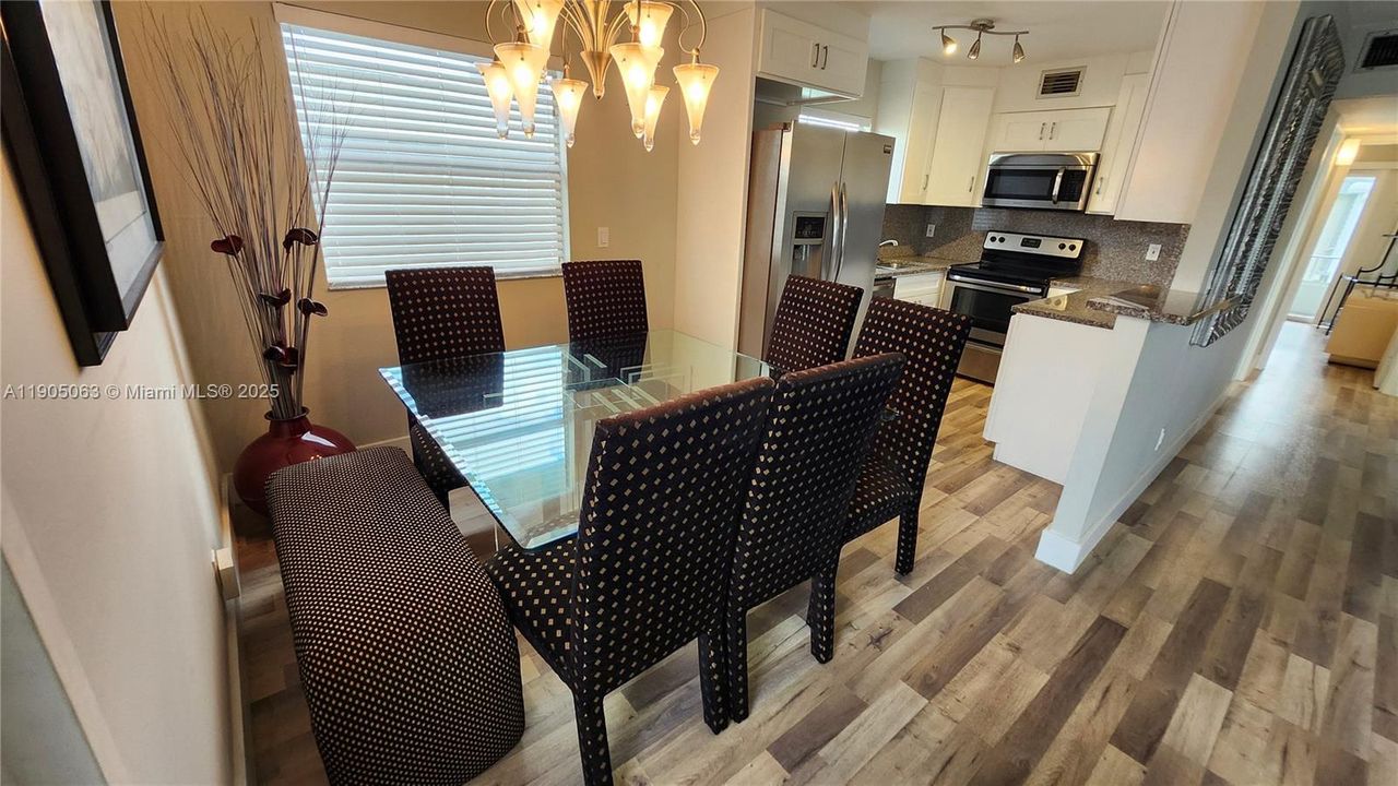 For Sale: $209,000 (2 beds, 2 baths, 880 Square Feet)