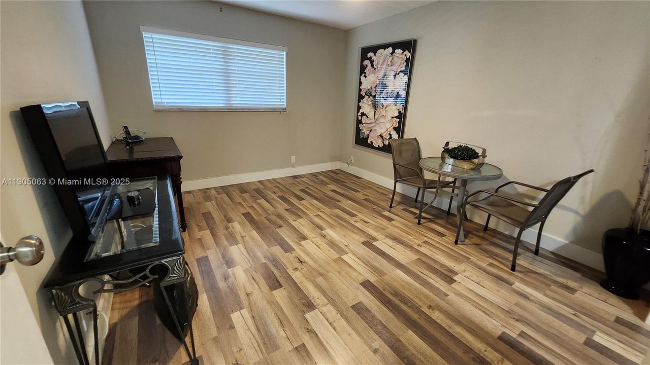 For Sale: $209,000 (2 beds, 2 baths, 880 Square Feet)