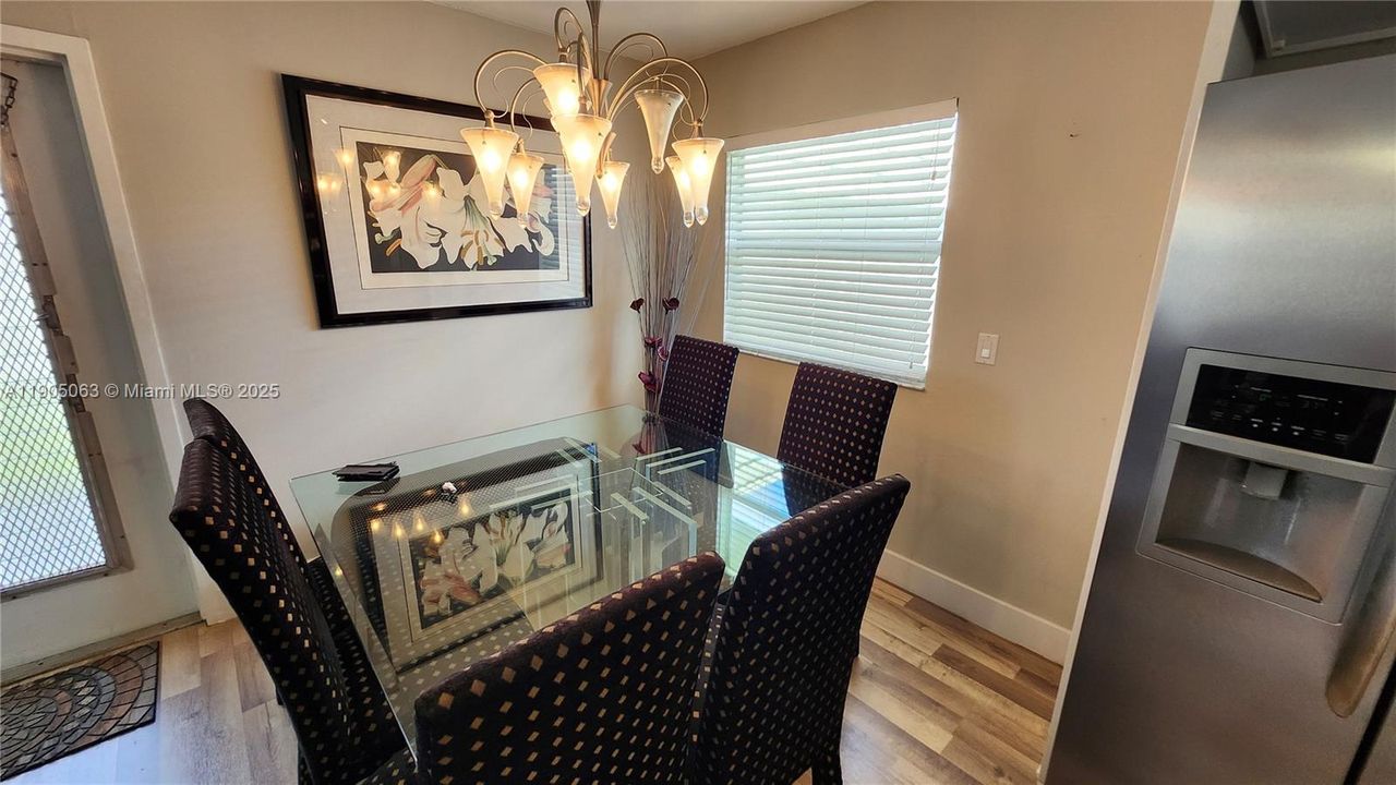 For Sale: $209,000 (2 beds, 2 baths, 880 Square Feet)