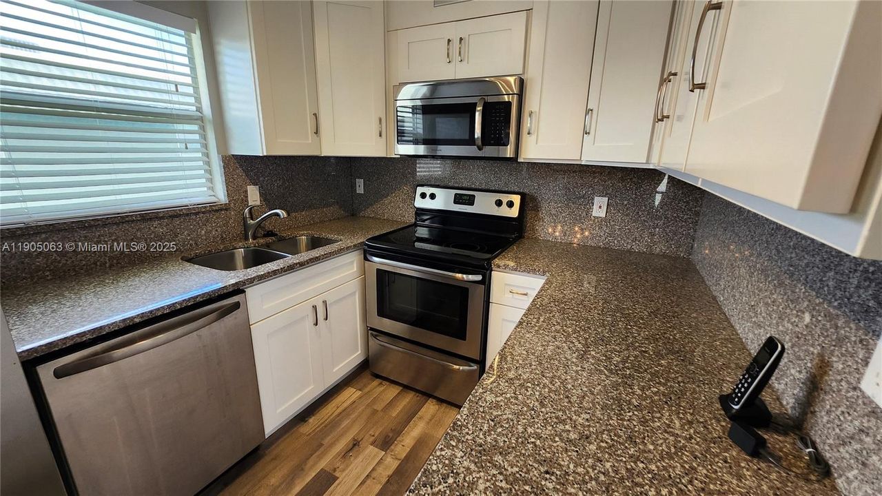 For Sale: $209,000 (2 beds, 2 baths, 880 Square Feet)